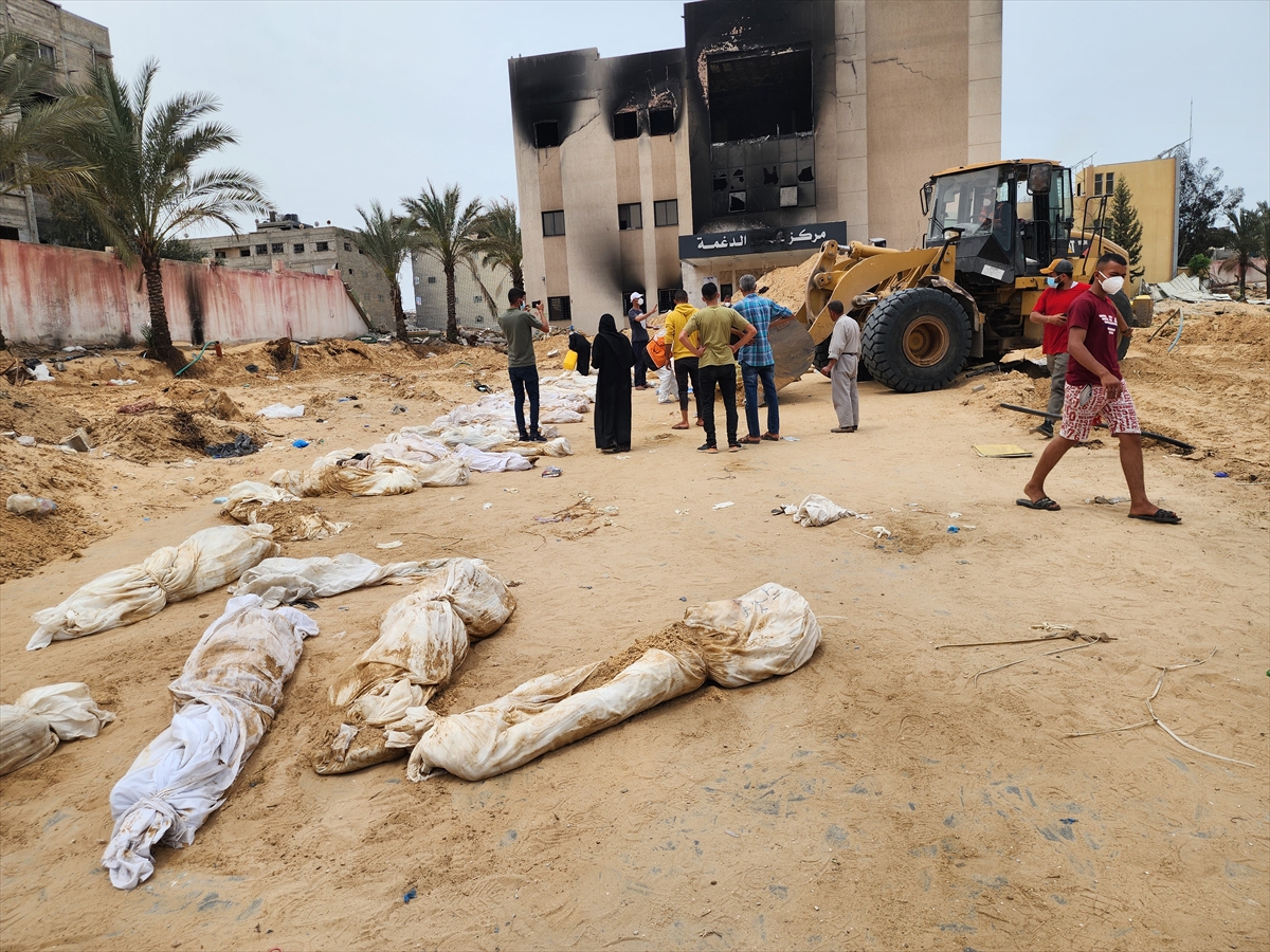 Gazze'de İsrail katliamı: Toplu mezardan cesetler çıkmaya devam ediyor