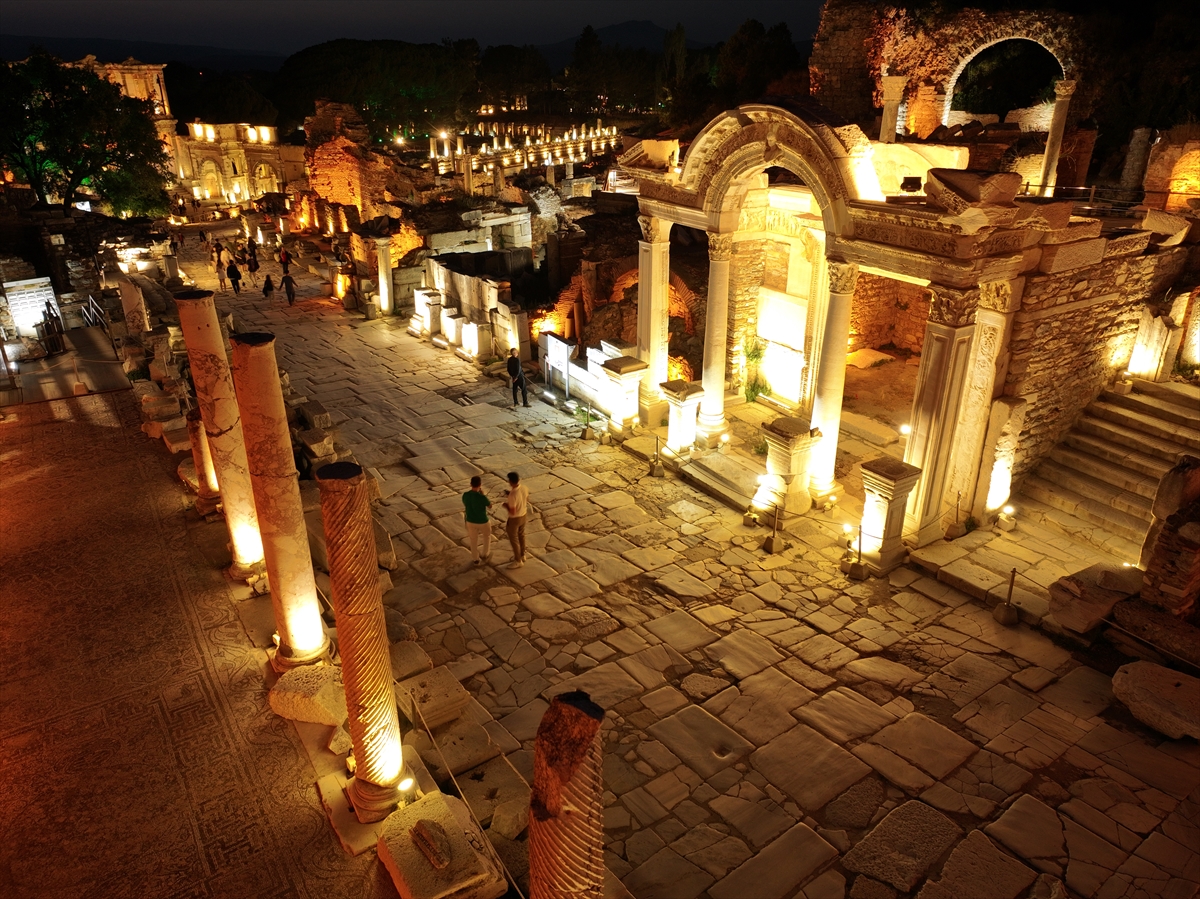 Efes Antik Kenti'nde gece müzeciliği uygulamasıyla tarihi yolculuk
