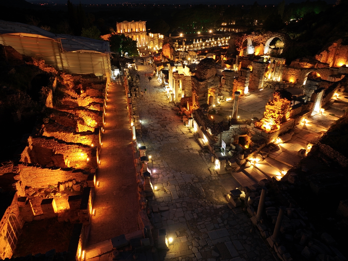 Efes Antik Kenti'nde gece müzeciliği uygulamasıyla tarihi yolculuk