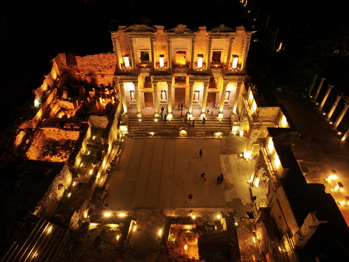 Efes Antik Kenti'nde gece müzeciliği uygulamasıyla tarihi yolculuk