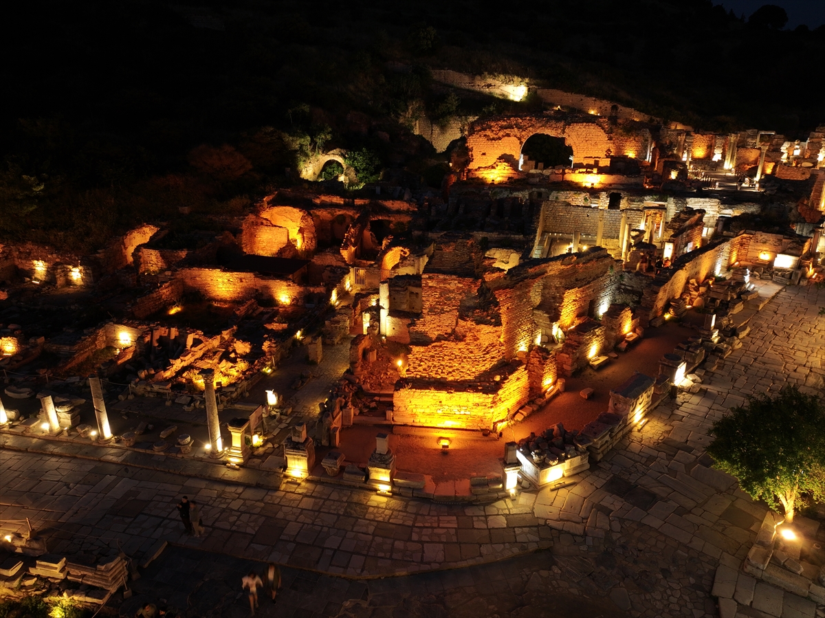 Efes Antik Kenti'nde gece müzeciliği uygulamasıyla tarihi yolculuk