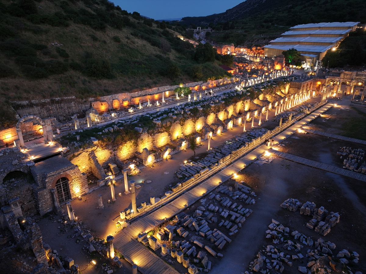 Efes Antik Kenti'nde gece müzeciliği uygulamasıyla tarihi yolculuk