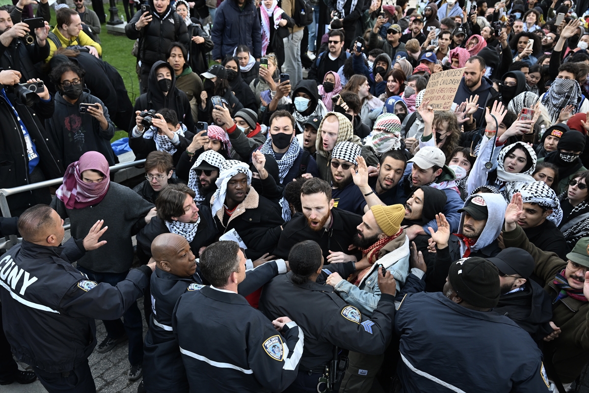 ABD'de Filistin'e destek veren öğrencilere polis müdahalesi