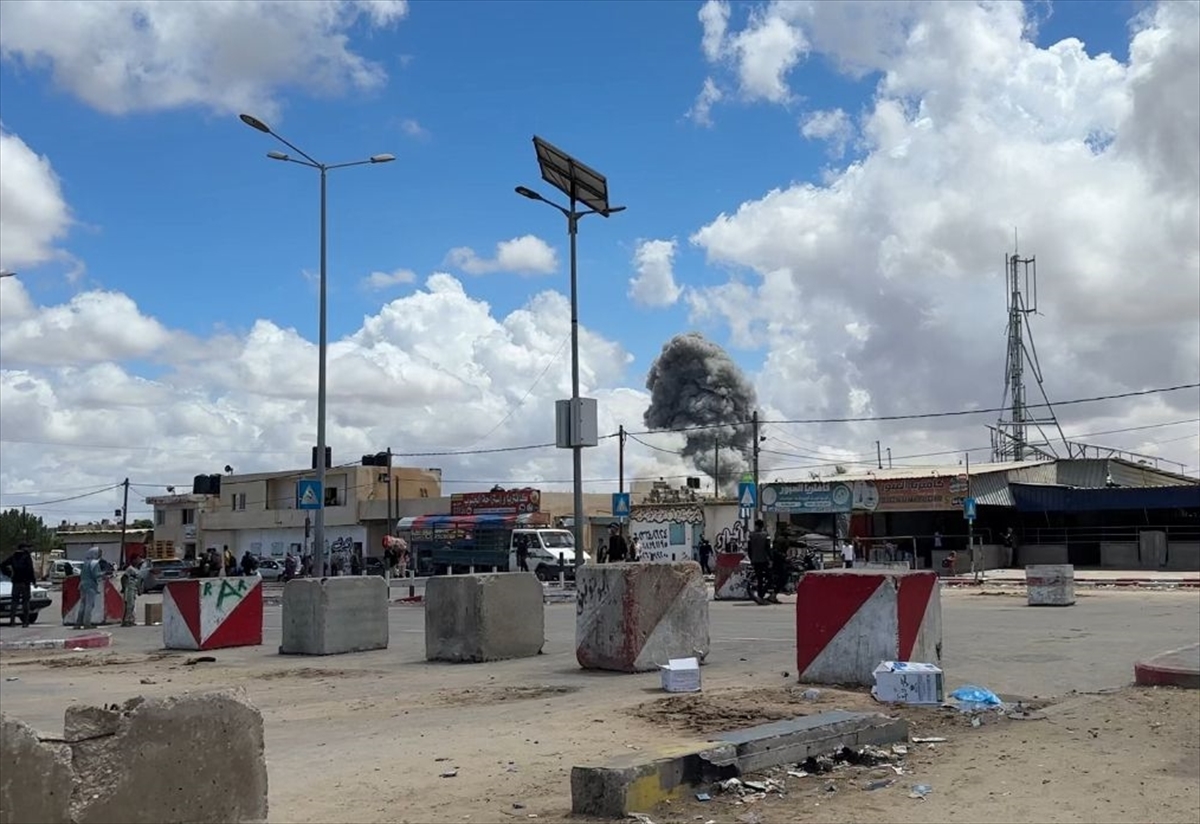 İsrail'in uyarısı sonrasın Refah'ta bulunan Filistinliler göç etmeye başladı