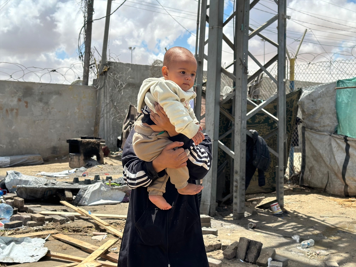 İsrail'in uyarısı sonrasın Refah'ta bulunan Filistinliler göç etmeye başladı