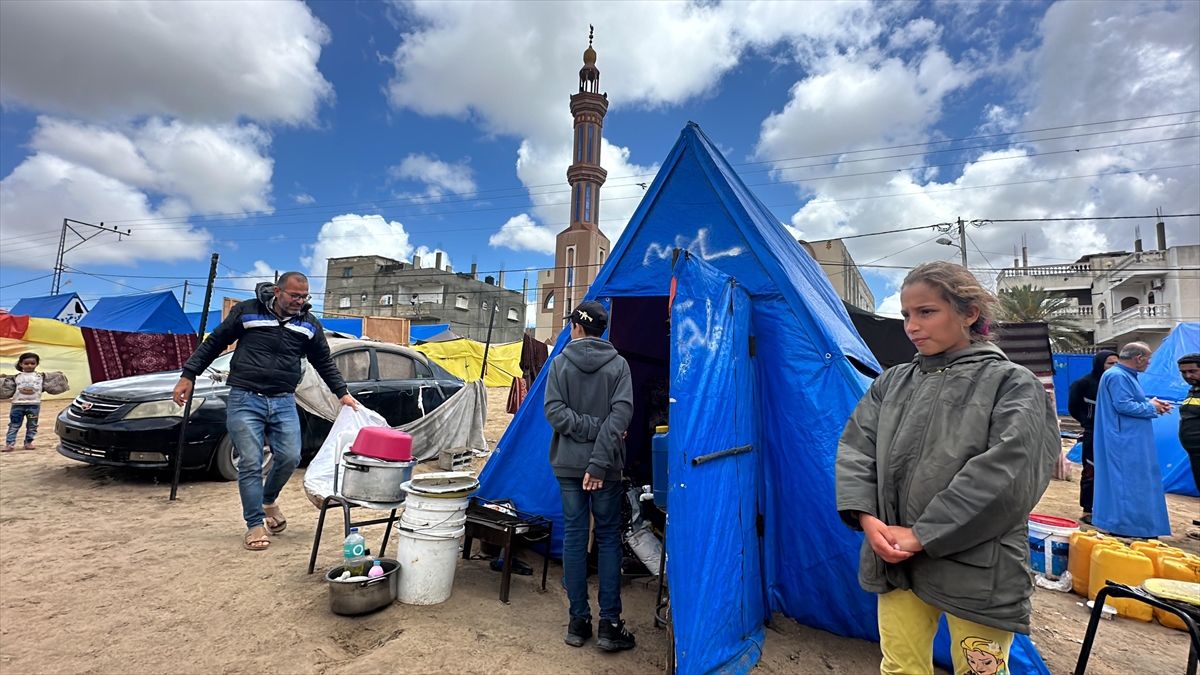 İsrail'in uyarısı sonrasın Refah'ta bulunan Filistinliler göç etmeye başladı