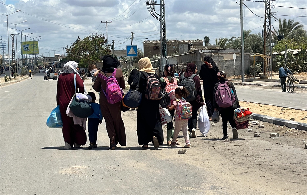 İsrail'in uyarısı sonrasın Refah'ta bulunan Filistinliler göç etmeye başladı