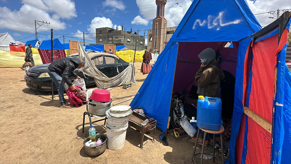 İsrail'in uyarısı sonrasın Refah'ta bulunan Filistinliler göç etmeye başladı