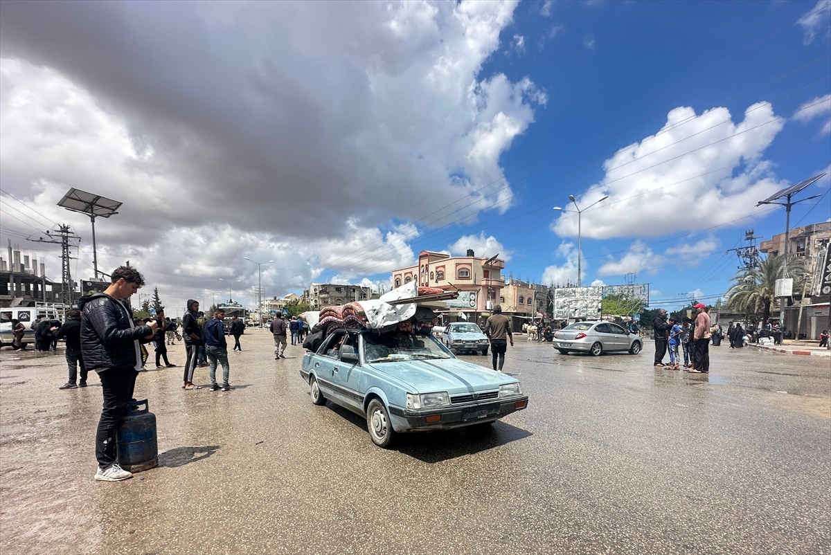 İsrail'in uyarısı sonrasın Refah'ta bulunan Filistinliler göç etmeye başladı