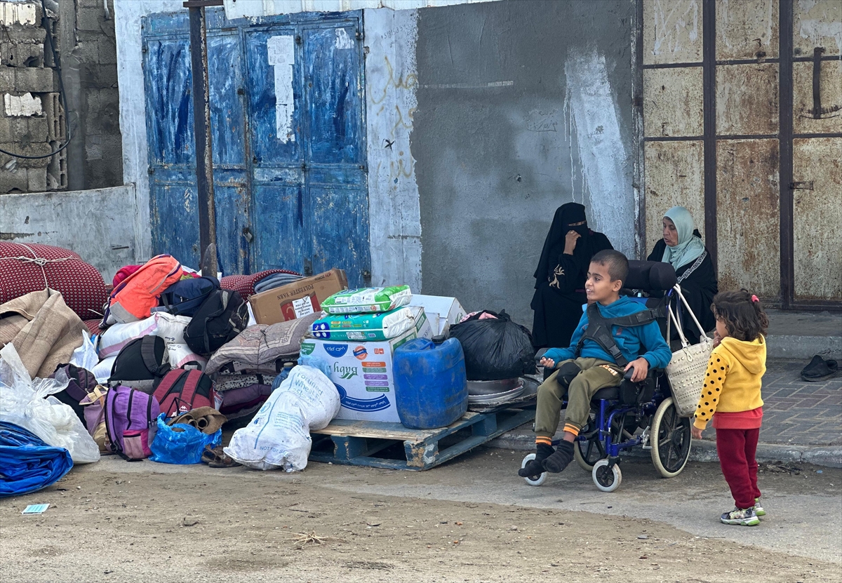 İsrail'in uyarısı sonrasın Refah'ta bulunan Filistinliler göç etmeye başladı