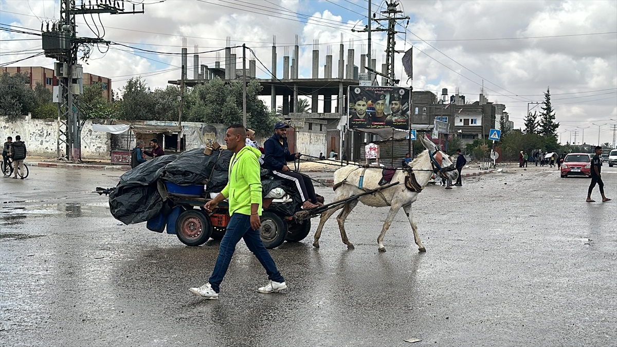 İsrail'in uyarısı sonrasın Refah'ta bulunan Filistinliler göç etmeye başladı