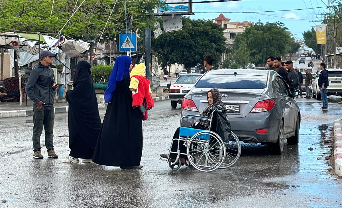 İsrail'in uyarısı sonrasın Refah'ta bulunan Filistinliler göç etmeye başladı