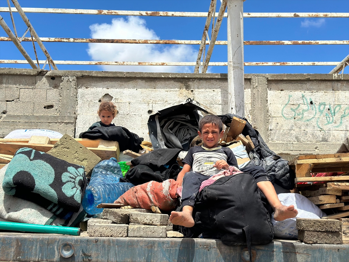 İsrail'in uyarısı sonrasın Refah'ta bulunan Filistinliler göç etmeye başladı
