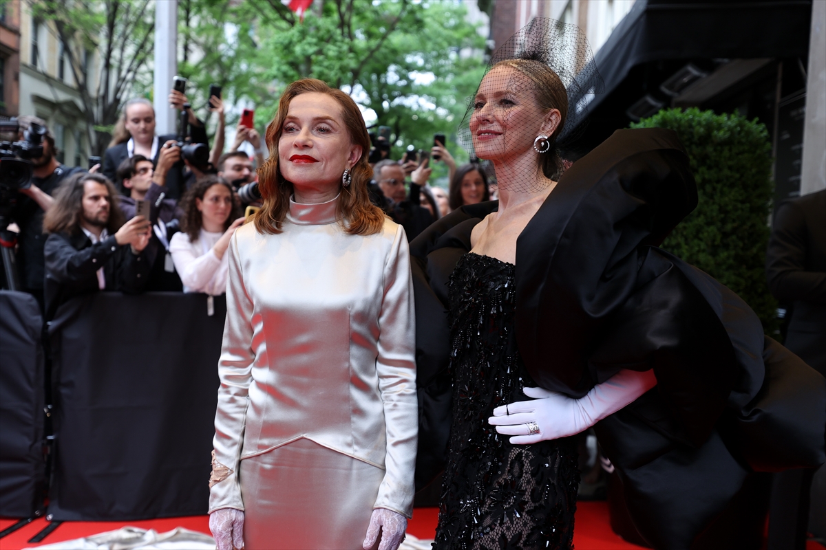 Met Gala 2024'te birbirinden ünlü isimler şıklık yarışına girdi