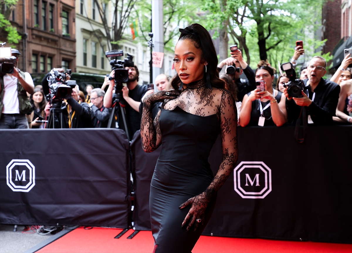 Met Gala 2024'te birbirinden ünlü isimler şıklık yarışına girdi