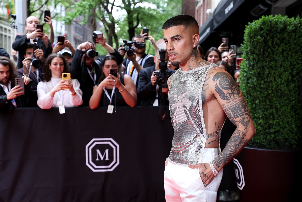 Met Gala 2024'te birbirinden ünlü isimler şıklık yarışına girdi