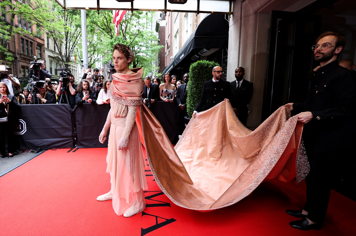 Met Gala 2024'te birbirinden ünlü isimler şıklık yarışına girdi