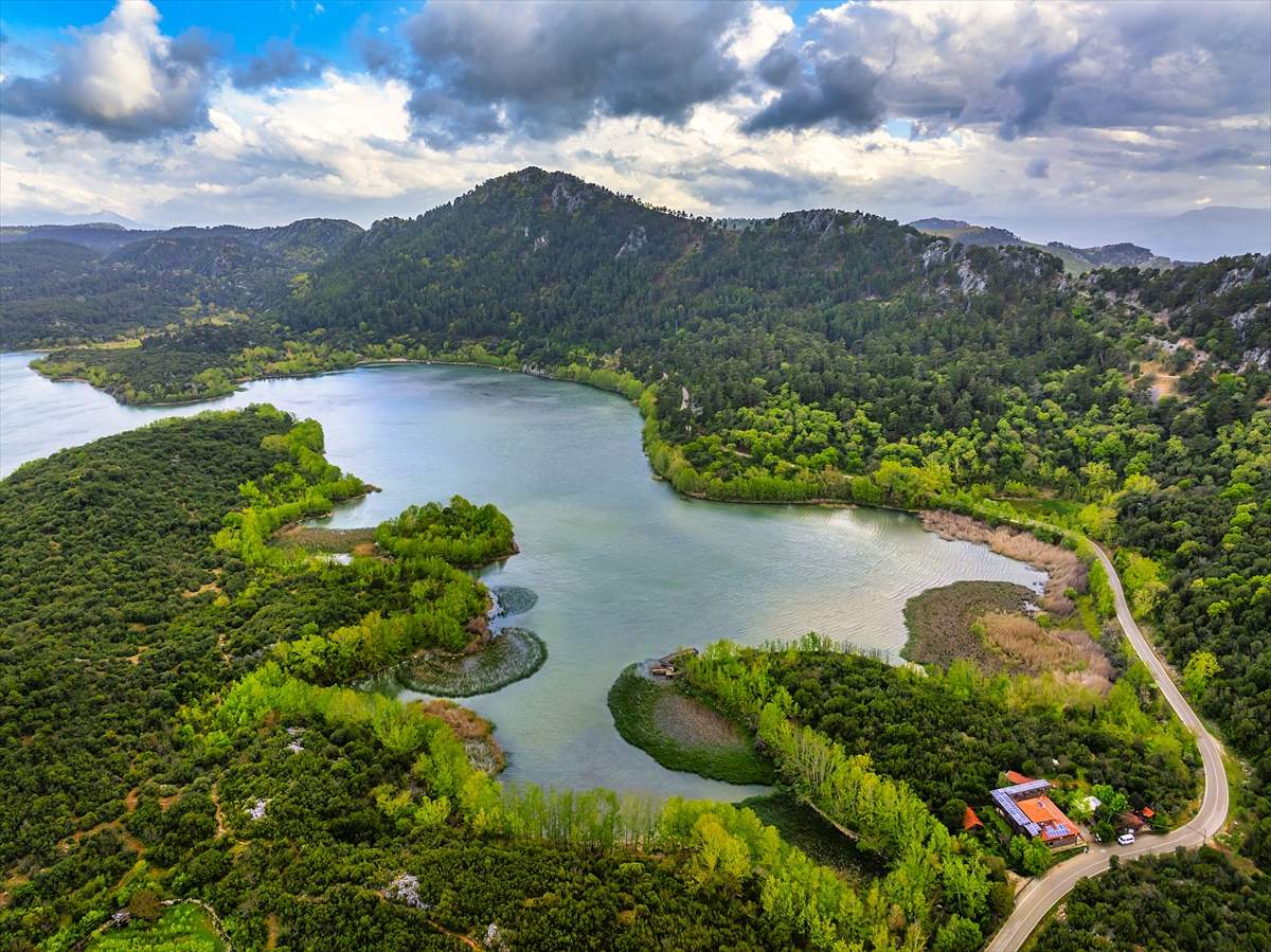 Isparta'da yeşile büründü: Kovada gölü eşsiz manzarasıyla büyülüyor