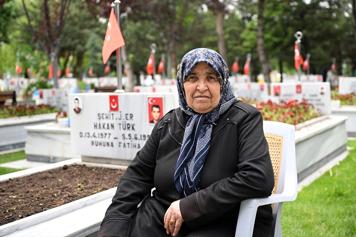 Anneler Günü'nde şehitlikte yürek dağlayan buluşma