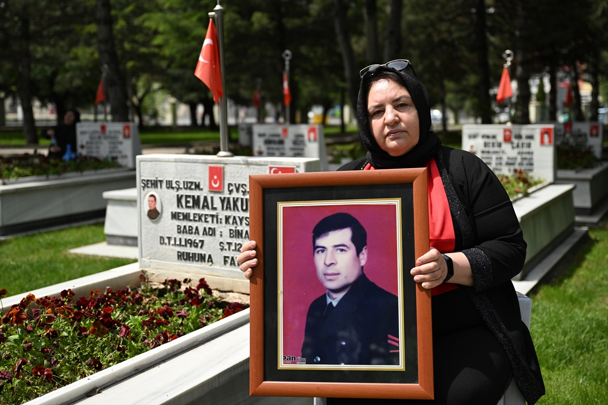 Anneler Günü'nde şehitlikte yürek dağlayan buluşma