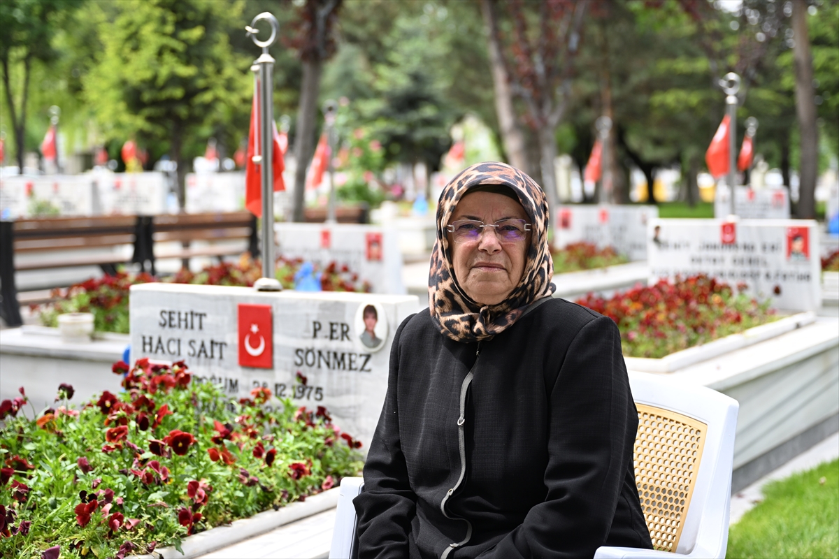 Anneler Günü'nde şehitlikte yürek dağlayan buluşma