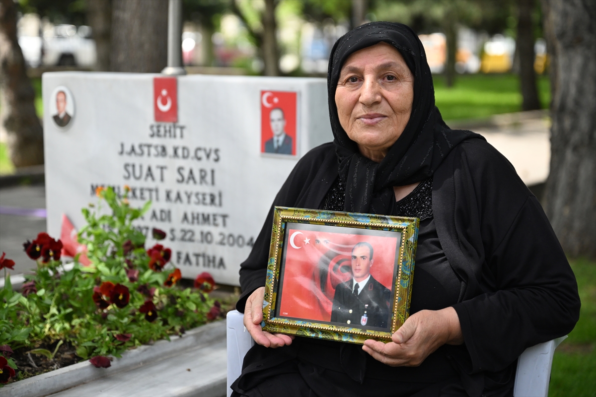 Anneler Günü'nde şehitlikte yürek dağlayan buluşma