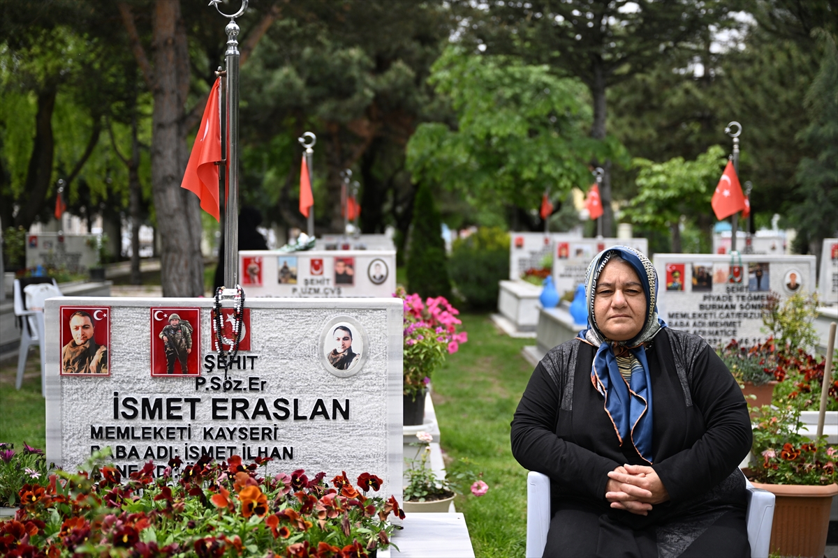 Anneler Günü'nde şehitlikte yürek dağlayan buluşma