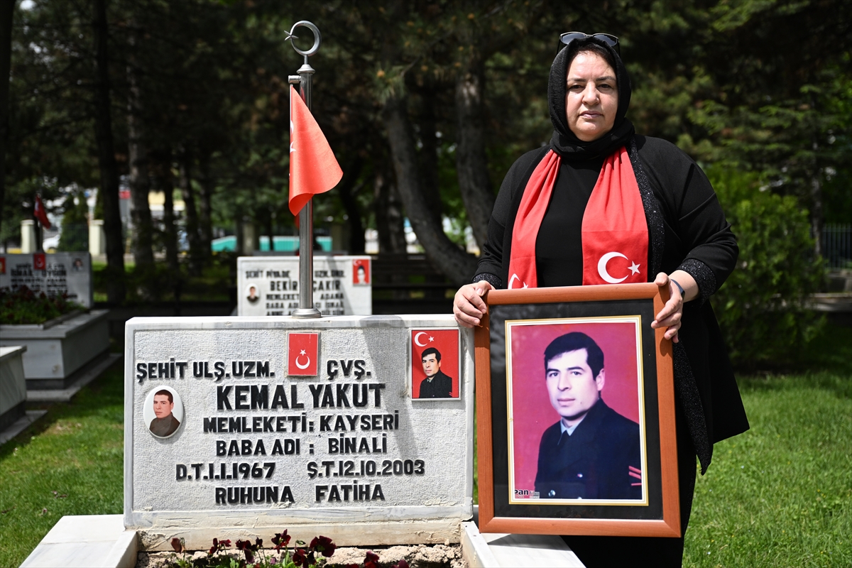 Anneler Günü'nde şehitlikte yürek dağlayan buluşma