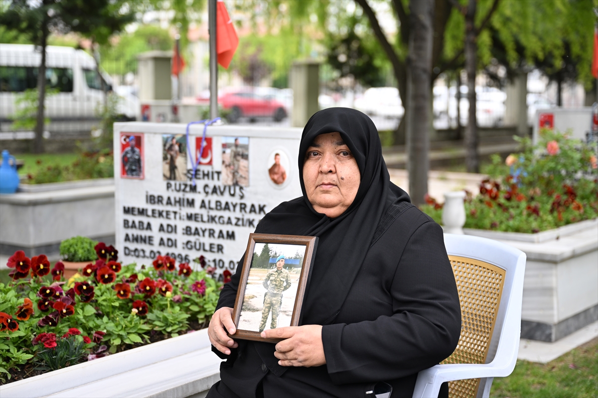 Anneler Günü'nde şehitlikte yürek dağlayan buluşma