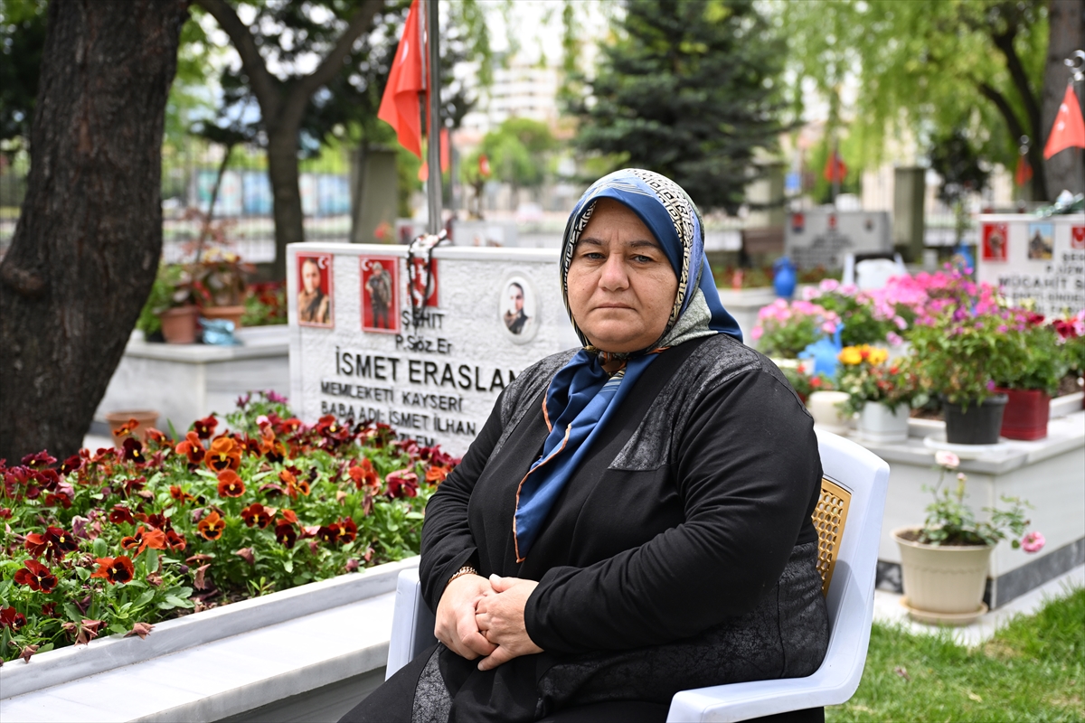 Anneler Günü'nde şehitlikte yürek dağlayan buluşma