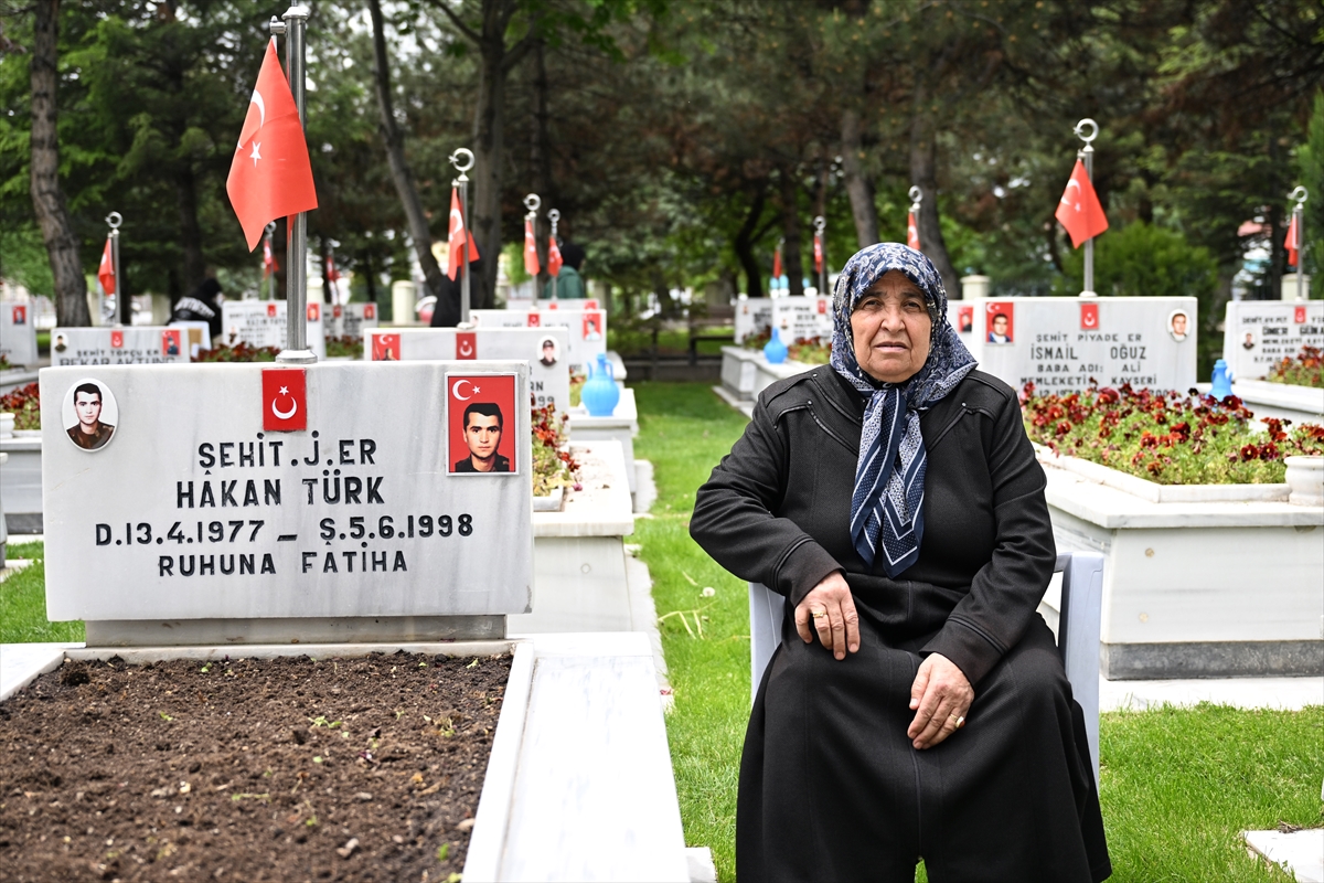 Anneler Günü'nde şehitlikte yürek dağlayan buluşma