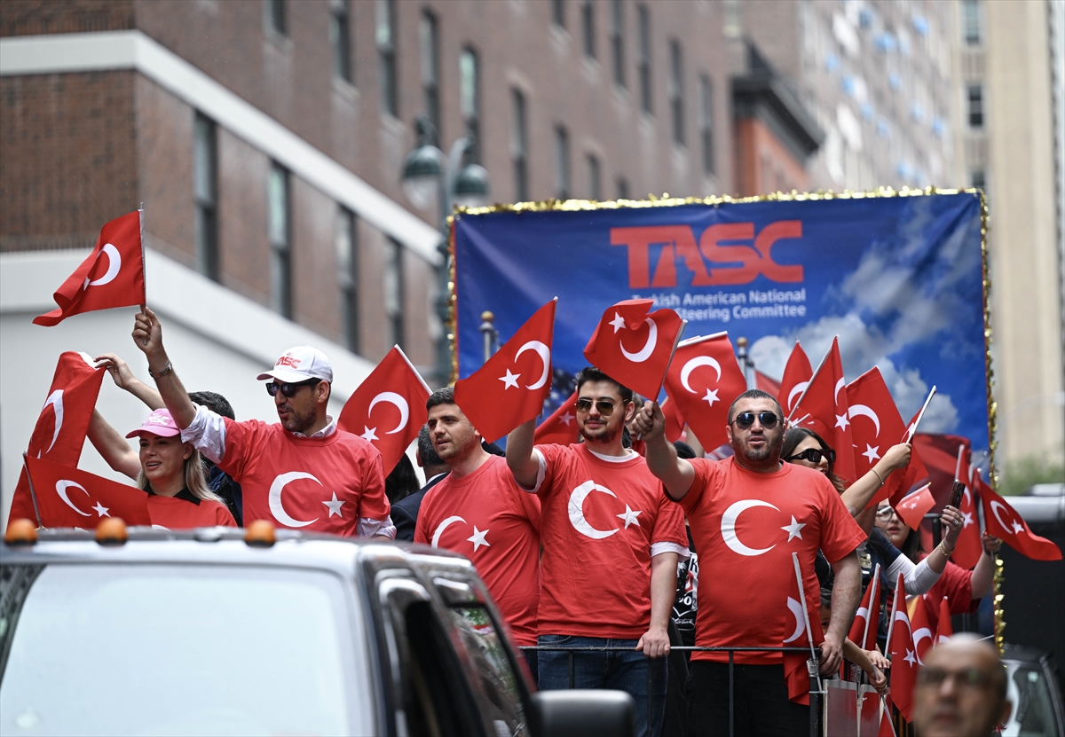 New York, Türk bayraklarıyla donandı: 41. Geleneksel Türk Günü Yürüyüşü