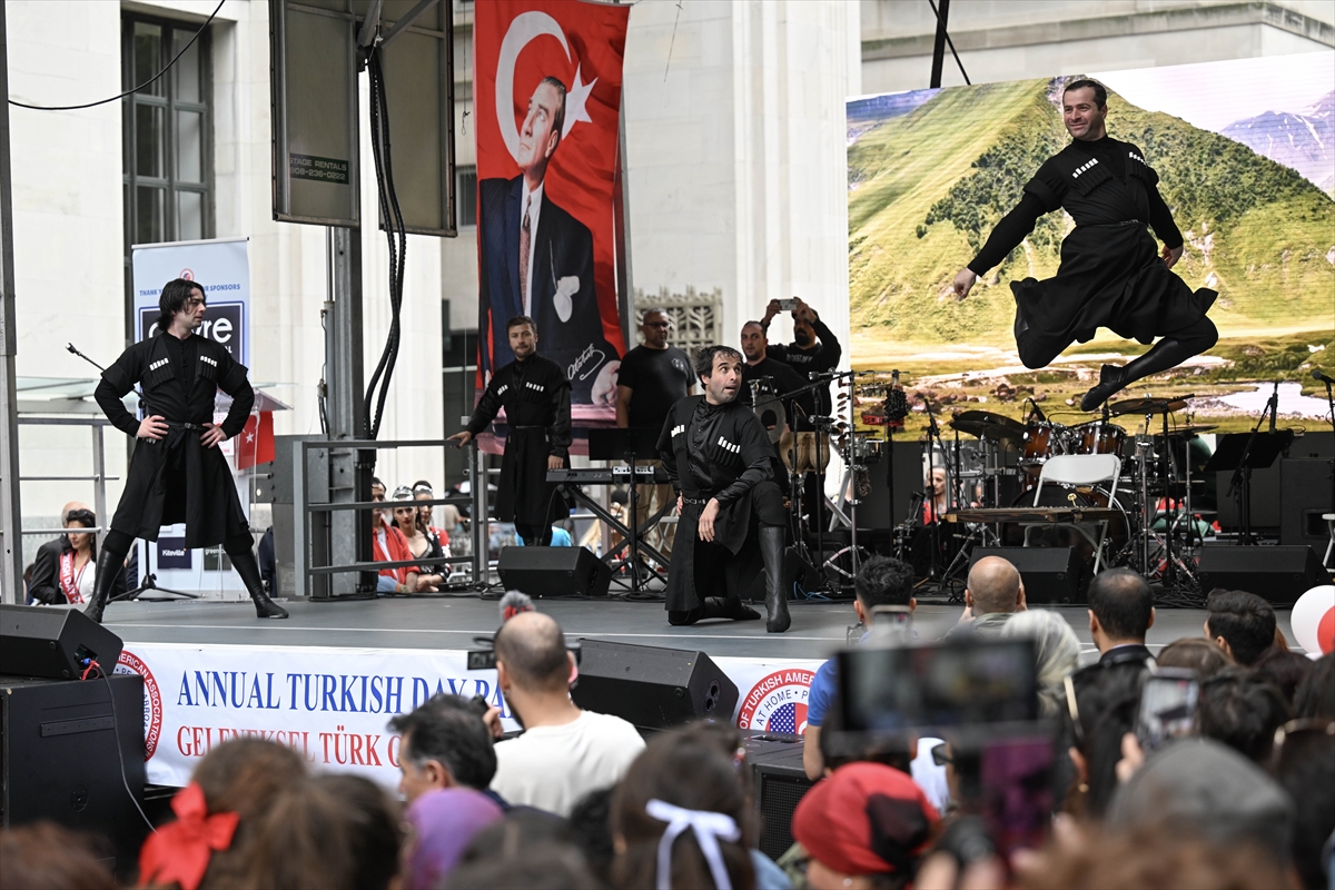 New York, Türk bayraklarıyla donandı: 41. Geleneksel Türk Günü Yürüyüşü