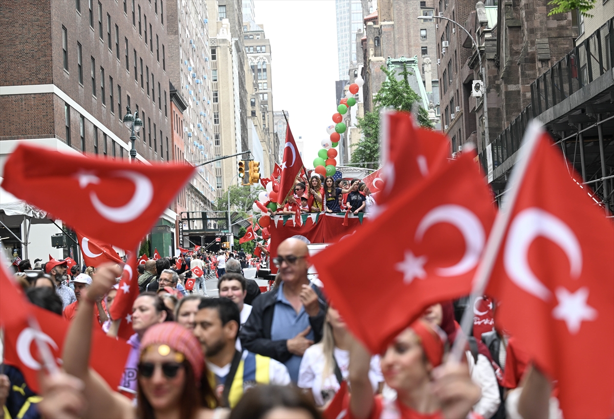 New York, Türk bayraklarıyla donandı: 41. Geleneksel Türk Günü Yürüyüşü