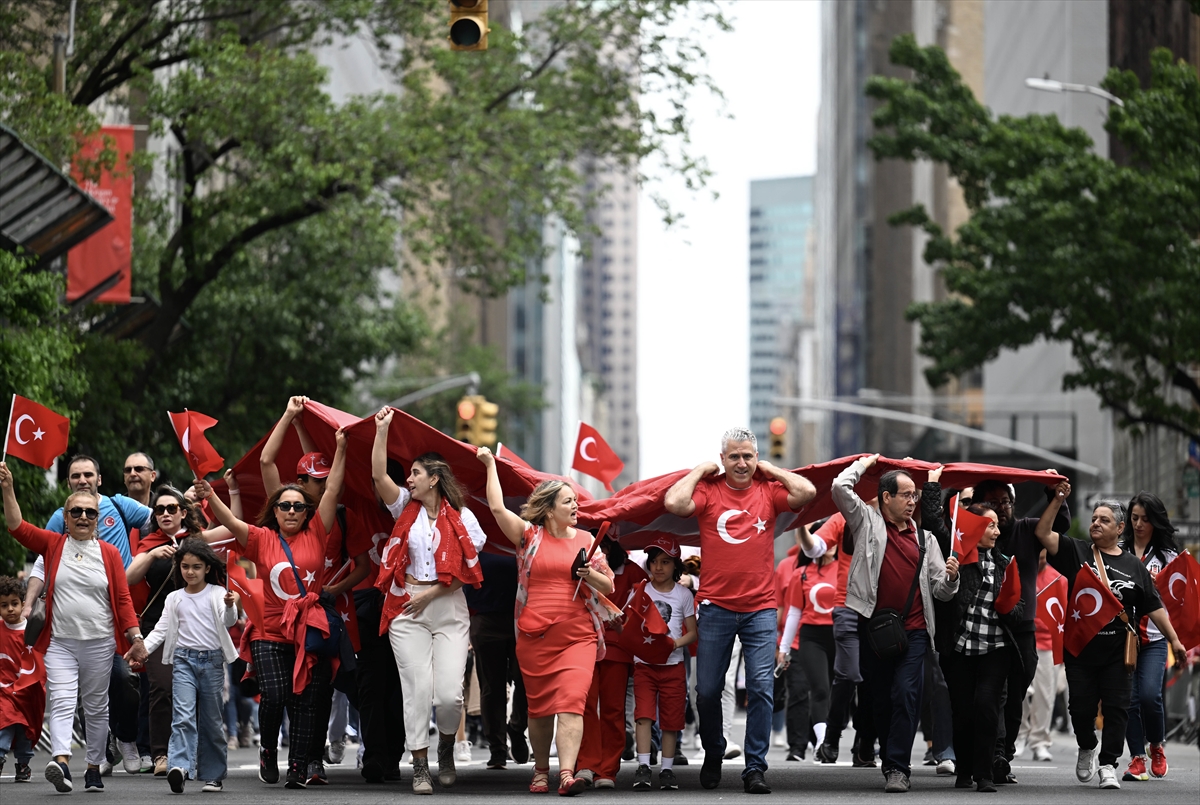 New York, Türk bayraklarıyla donandı: 41. Geleneksel Türk Günü Yürüyüşü