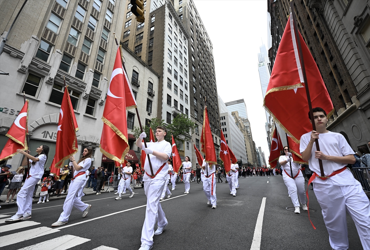 New York, Türk bayraklarıyla donandı: 41. Geleneksel Türk Günü Yürüyüşü