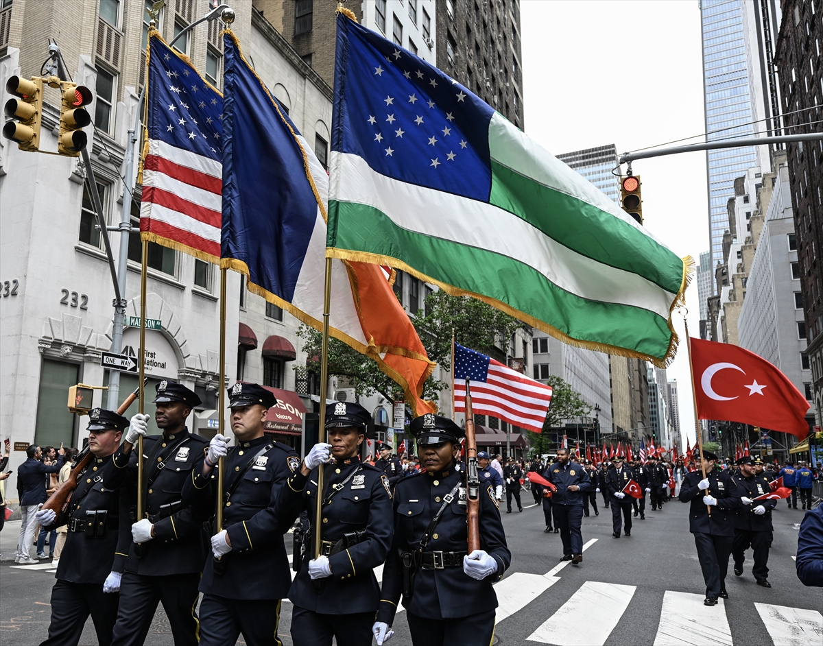 New York, Türk bayraklarıyla donandı: 41. Geleneksel Türk Günü Yürüyüşü