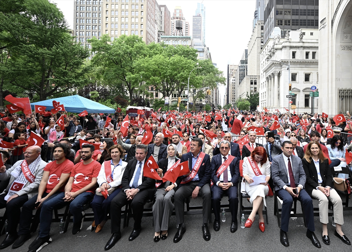 New York, Türk bayraklarıyla donandı: 41. Geleneksel Türk Günü Yürüyüşü