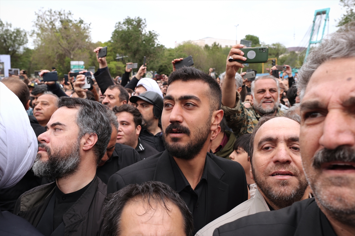 İran Cumhurbaşkanı Reisi'nin cenaze töreninde halk sokağa döküldü
