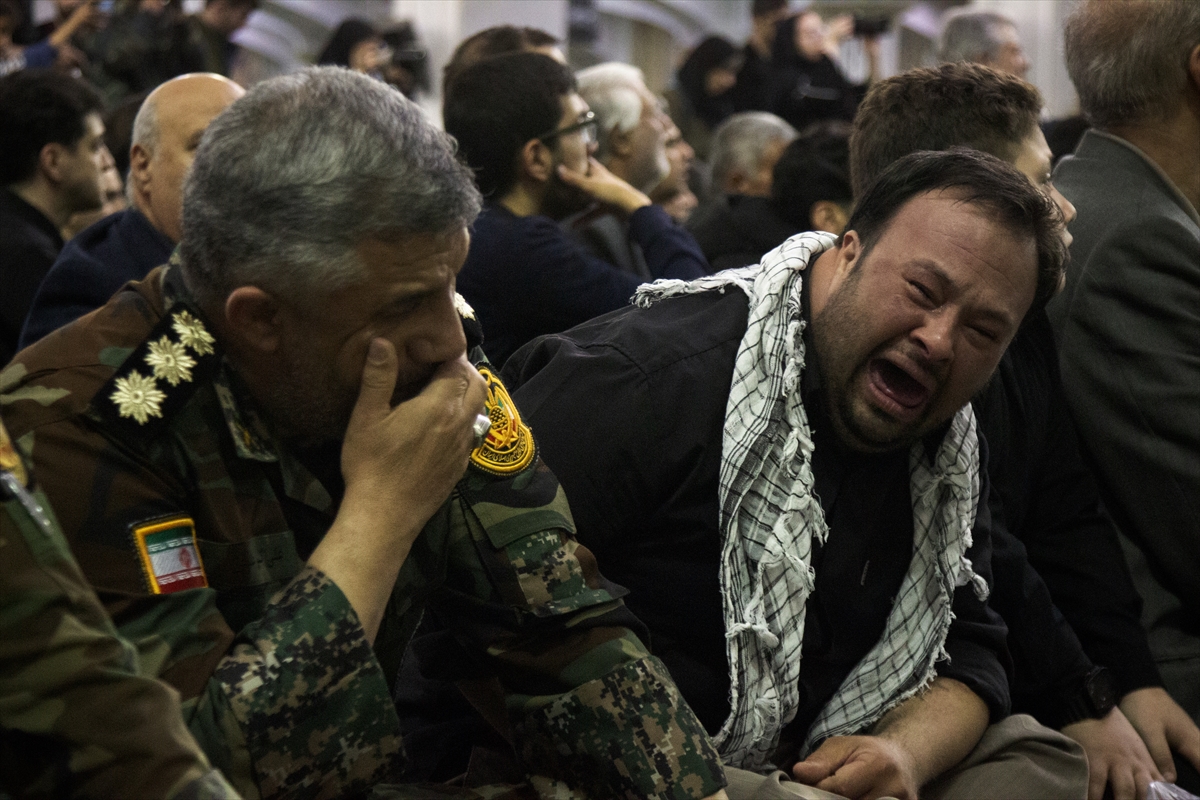 İran Cumhurbaşkanı Reisi'nin cenaze töreninde halk sokağa döküldü