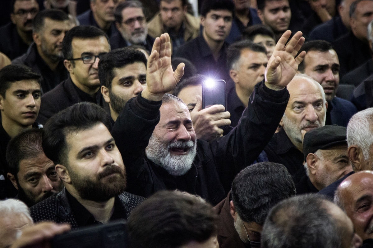 İran Cumhurbaşkanı Reisi'nin cenaze töreninde halk sokağa döküldü