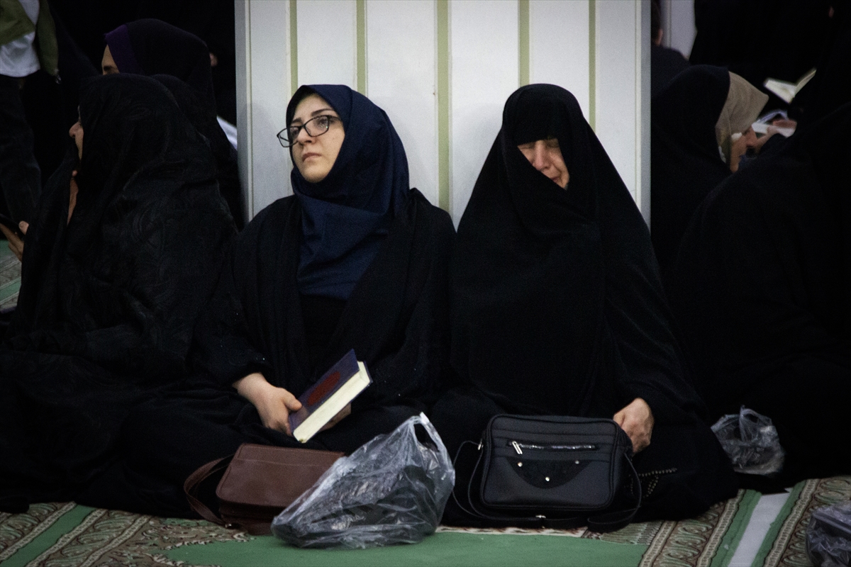 İran Cumhurbaşkanı Reisi'nin cenaze töreninde halk sokağa döküldü