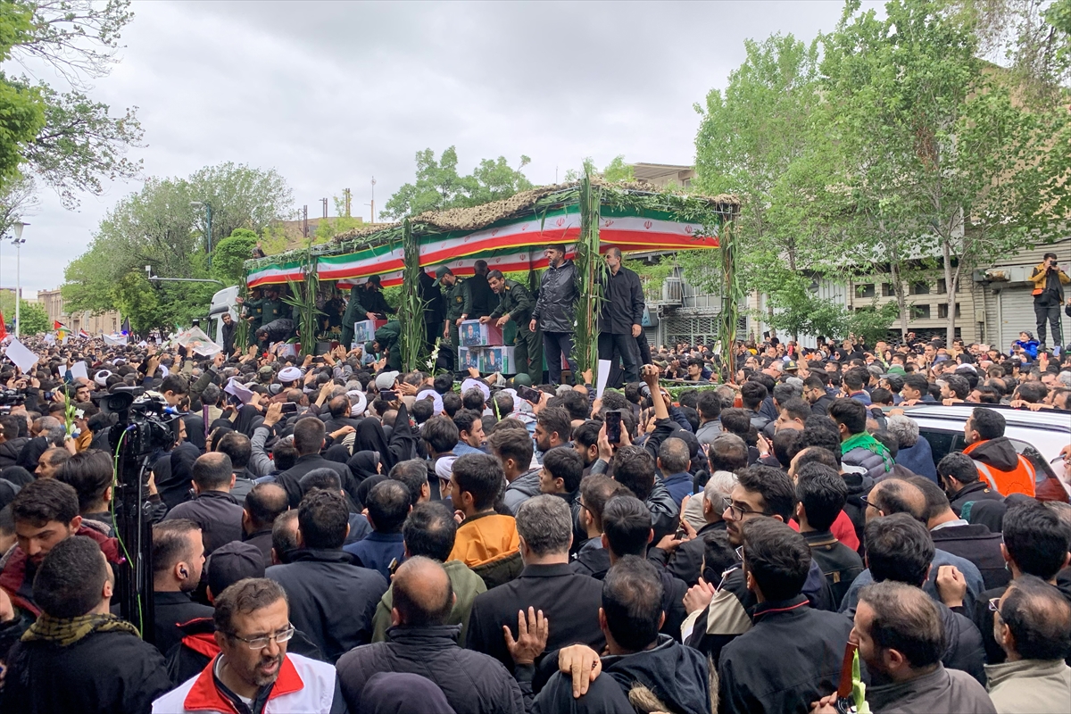 İran Cumhurbaşkanı Reisi'nin cenaze töreninde halk sokağa döküldü