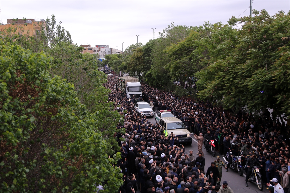 İran Cumhurbaşkanı Reisi'nin cenaze töreninde halk sokağa döküldü