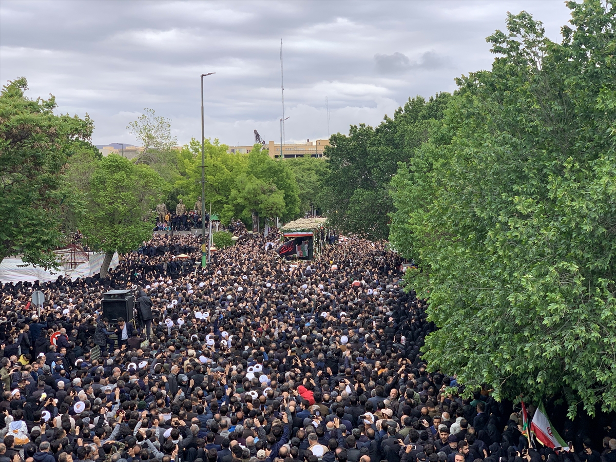 İran Cumhurbaşkanı Reisi'nin cenaze töreninde halk sokağa döküldü