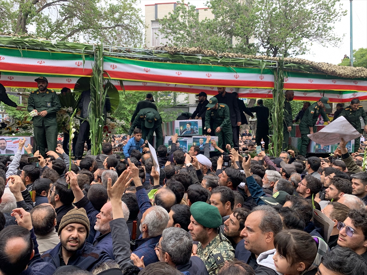 İran Cumhurbaşkanı Reisi'nin cenaze töreninde halk sokağa döküldü