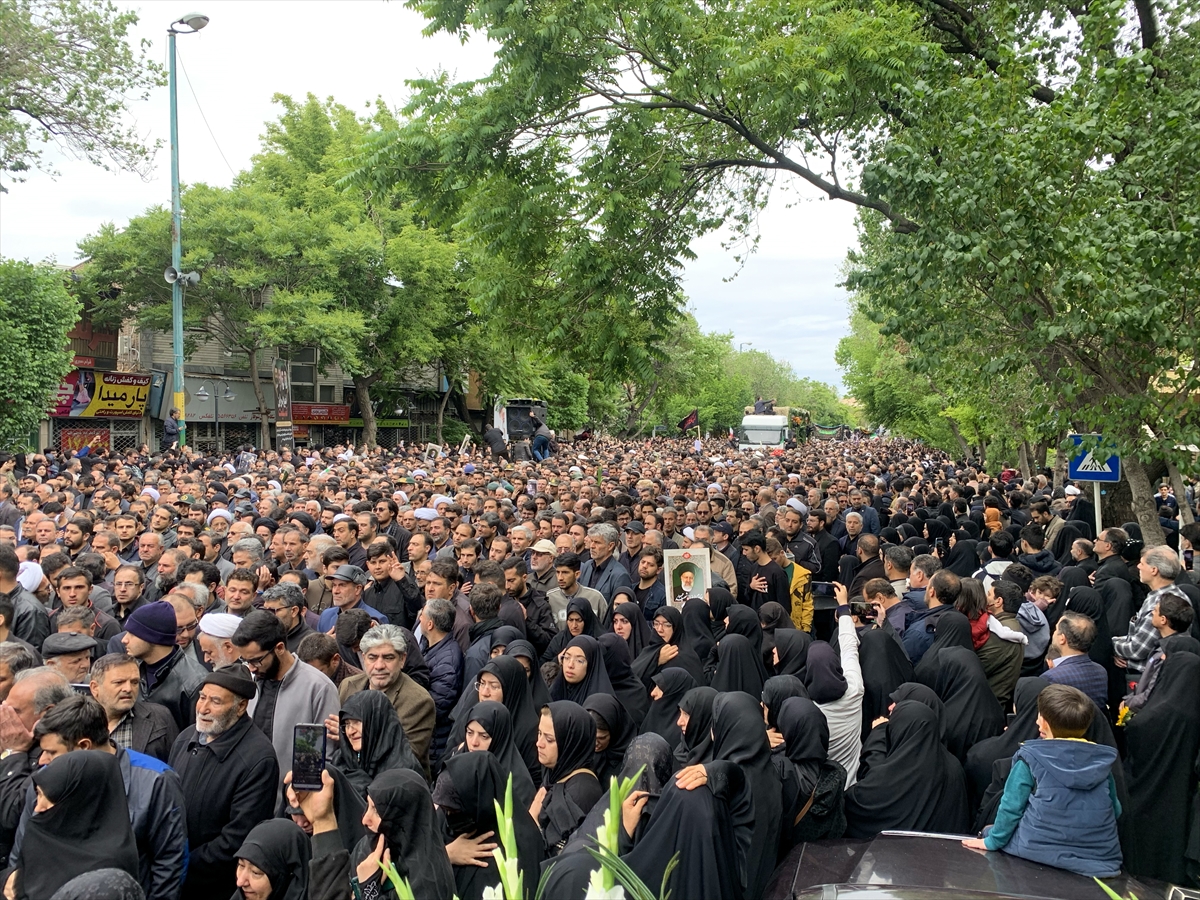 İran Cumhurbaşkanı Reisi'nin cenaze töreninde halk sokağa döküldü