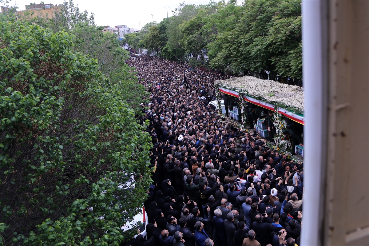 İran Cumhurbaşkanı Reisi'nin cenaze töreninde halk sokağa döküldü