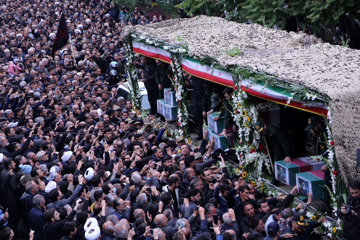 İran Cumhurbaşkanı Reisi'nin cenaze töreninde halk sokağa döküldü