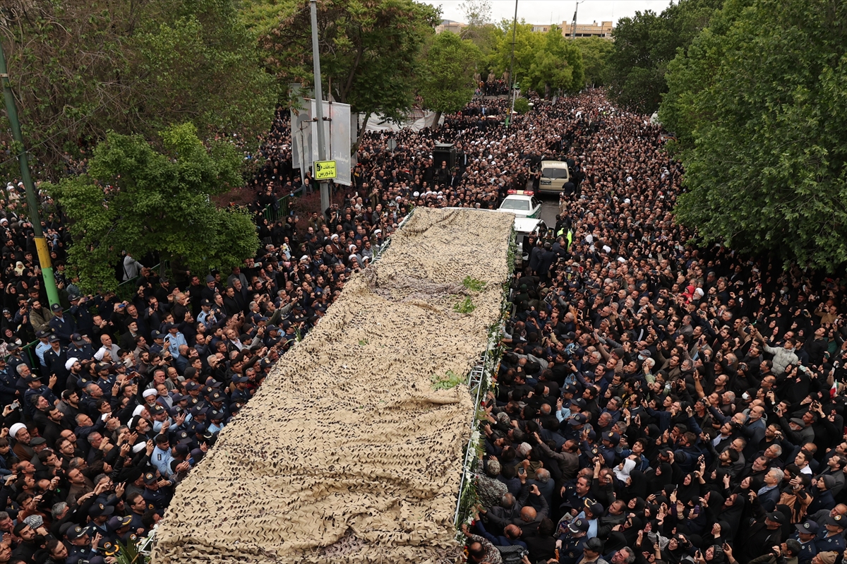 İran Cumhurbaşkanı Reisi'nin cenaze töreninde halk sokağa döküldü